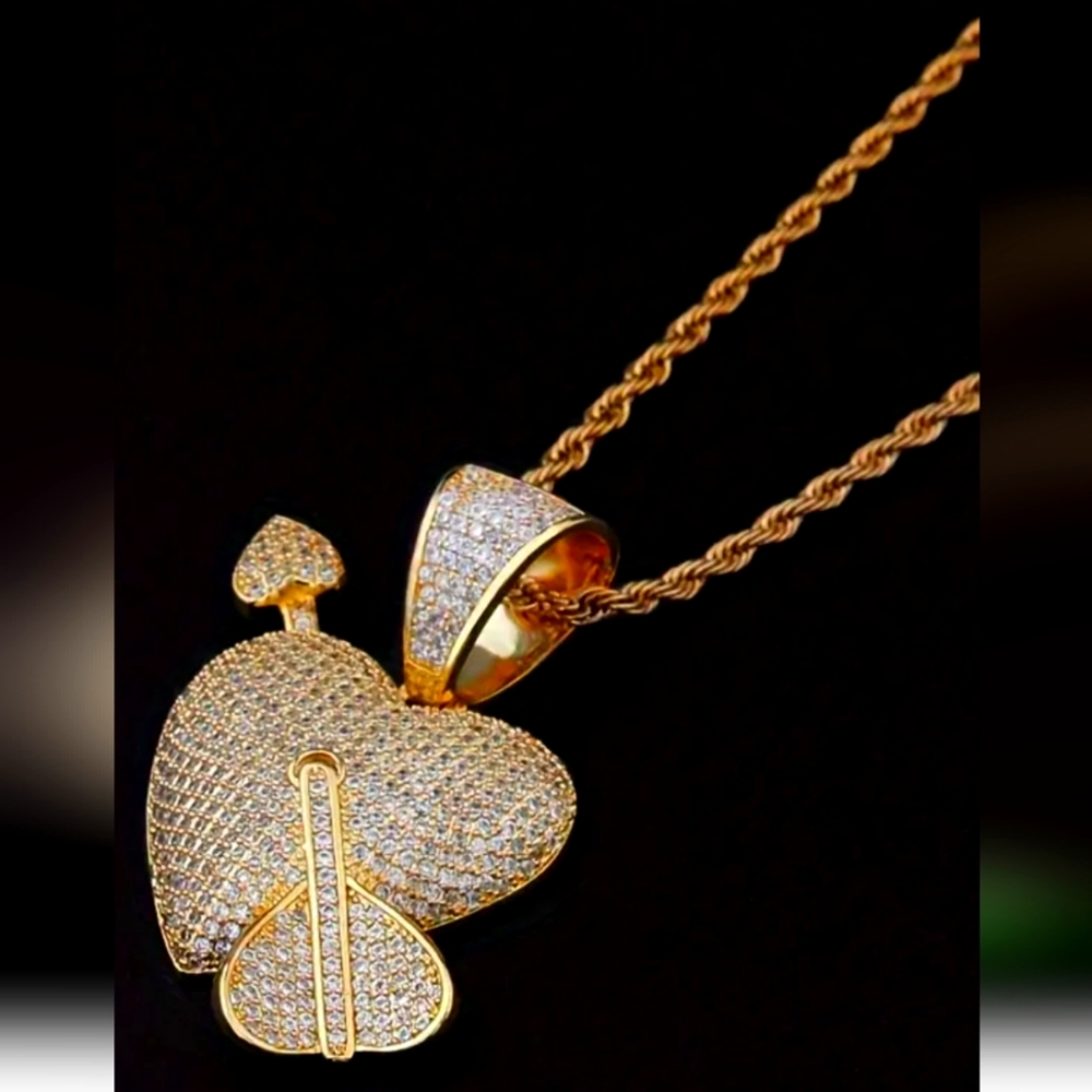 Elegant Gold Heart Pendant Necklace - Picture 1 of 4